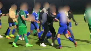 Ein Fußball-Spieler wird an den Kopf getreten