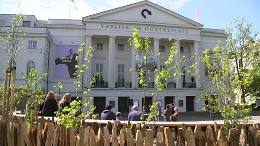 Das Goethetheater im Sommer von draussen. 