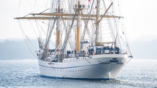 Das Marine-Segelschulschiff Gorch Fock läuft aus