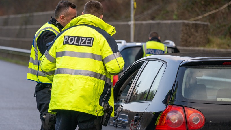 Bundespolizisten kontrollieren auf der Autobahn A64 bei Trier aus Luxemburg kommende Fahrzeuge.