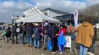 Johanniter verteilen auf der Bürgerweide Grünkohl an Bedürftige Bremer.