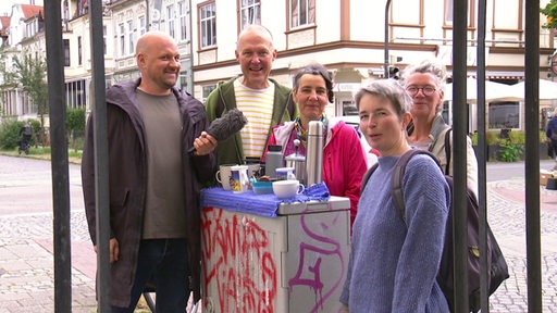 Heyko Habben und eine Gruppe mit Kaffe