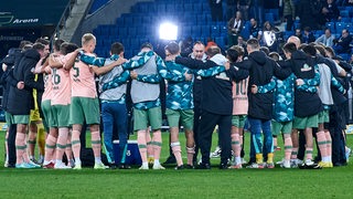 Die Werder-Spieler stellen sich nach dem Hoffenheim-Spiel im Kreis auf.