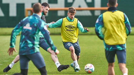 Werder-Spieler Romano Schmid schirmt im Trainingsspiel den Ball ab.