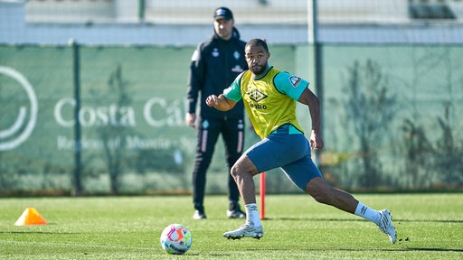 Jean-Manuel Mbom im Training. Ole Werner schaut zu.