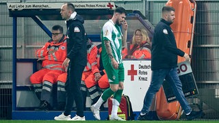 Werder-Trainer Ole Werner und Oliver Burke sprechen im Training miteinander.