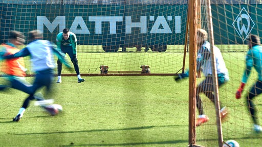 Zu sehen ist der Schriftzug "Matthäi" auf dem Trainingsgelände.