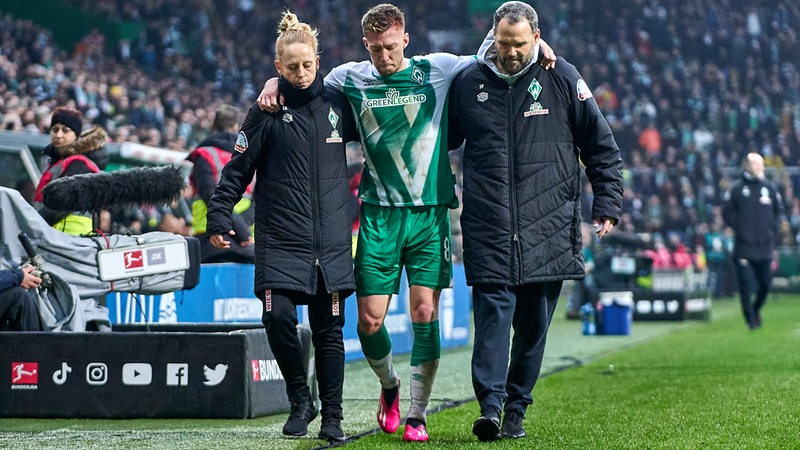 Werder-Verteidiger Mitchell Weiser humpelt vom Platz.