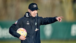 Ole Werner gibt im Training ein Kommando.