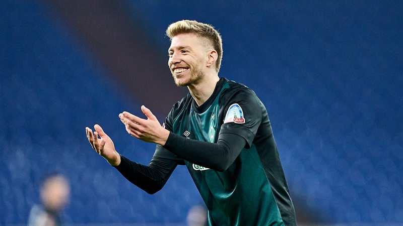 Werder-Rechtsverteidiger Mitchell Weiser lächelt.