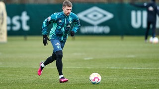 Werder-Spieler Mitchell Weiser spurtet während des Trainings los und will den Ball spielen.