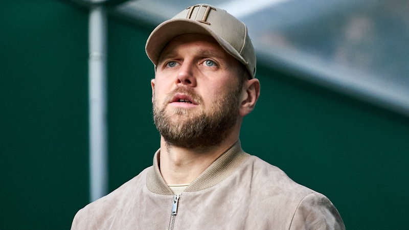 Werder-Stürmer Niclas Füllkrug schaut sich ein Heimspiel aus dem Einlauftunnel an.