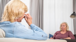 Eine Psychotherapeutin unterhält sich mit einer Patientin.