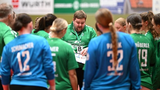 Coach Timm Dietrich gibt seinem Team eine Anweisung.