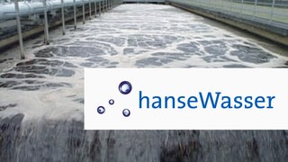 Das Logo der Firma Hansewasser vor einem Becken im Klärwerk Seehausen.