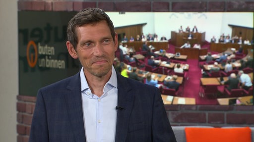 Der Reporter Hauke Hirsinger im Studio von buten un binnen.