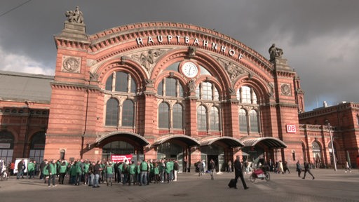 Die Mitarbeitenden der GDL versammeln sich vor dem bremer Hauptbahnhof zum Streik.