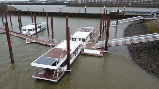 Die drei Hausboote am Lankenauer Höft an der Steganlage. 