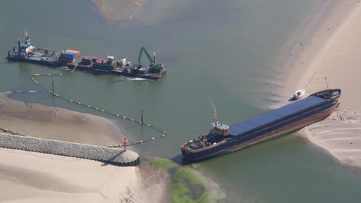 Ein Schiff liegt auf einer Sandbank