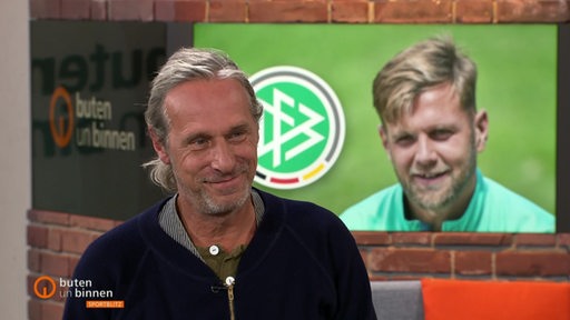 Der Hörfunk Moderator Heiko Neugebauer im Studio von buten un binnen