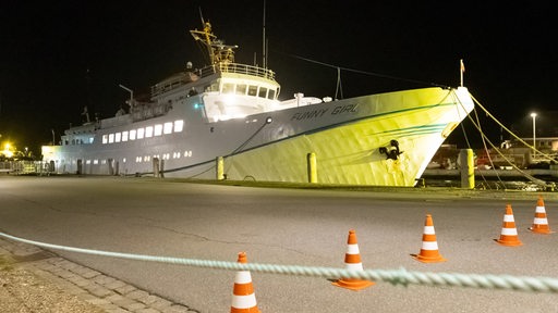 Das Schiff "Funny Girl" liegt vertäut im Hafen. 