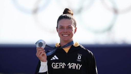 Esther Henseleit aus Deutschland zeigt nach der Siegerehrung ihre Silbermedaille.