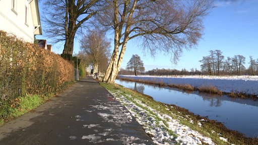 Ein kleiner Bach  in Lilienthal nach dem Hochwasser. 