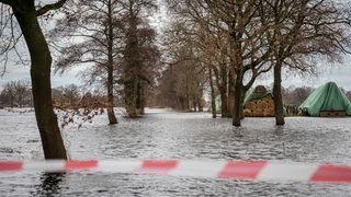 Bäume stehen tief im Hochwasser in Lilienthal.