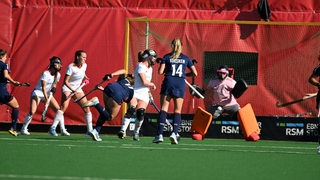 Die Hockey-Spielerinnen aus Mannheim setzen sich gegen ihre Gegnerinnen vom Bremer HC durch und erzielen ein Tor.