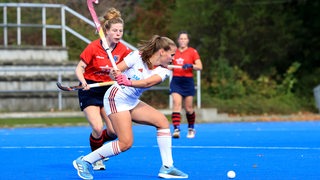 Hockeyspielerin Lena Frerichs vom Bremer HC am Ball in Aktion im Bundesliga-Spiel gegen Berlin.