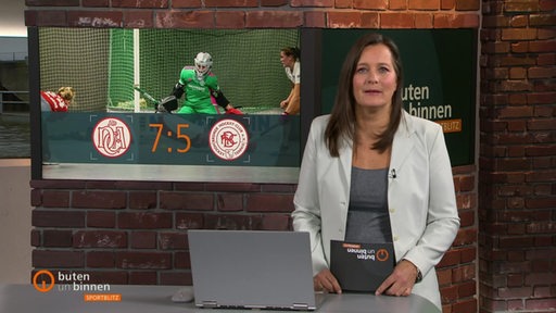 Sportblitz Moderatorin Pascale Ciesla im buten un binnen Studio. 