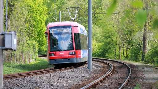 Eine Straßenbahn kurz vor der Endhaltestelle am Roland-Center in Bremen-Huchting.