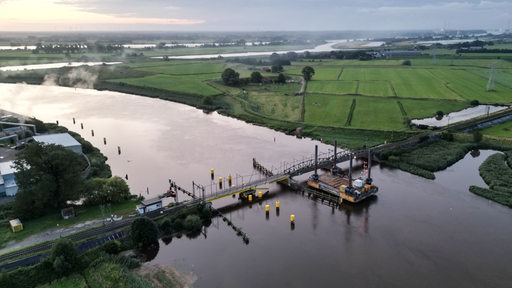 Die beschädigte Eisenbahnbrücke über die Hunte im Landkreis Wesermarsch aus der Vogelperspektive.