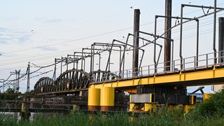 Die beschädigte Eisenbahnbrücke über die Hunte im Landkreis Wesermarsch.