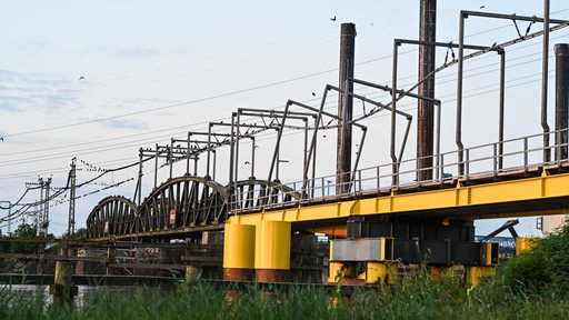 Die beschädigte Eisenbahnbrücke über die Hunte im Landkreis Wesermarsch.