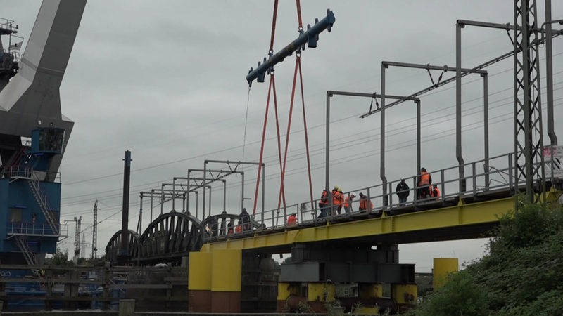 In die beschädigte Hunte-Brücke wird ein neues Teil eingebaut.