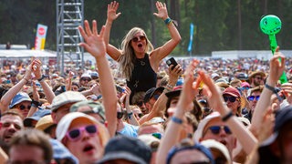 Gäste feiern auf dem Hurricane Festival in Scheeßel (Archivbild)