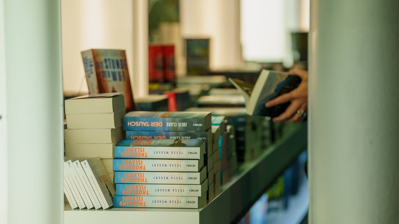 Bücher liegen an einem Stand