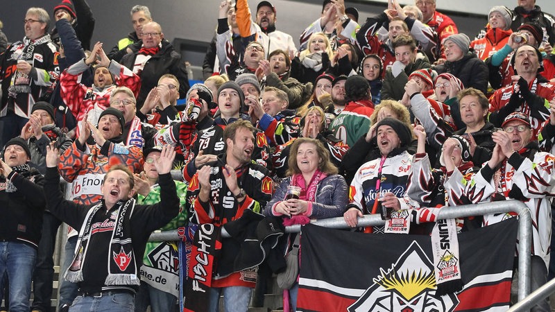 Fans der Fischtown Pinguins stehen jubelnd auf einer Tribüne.