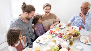 Eine Familie frühstückt gemeinsam.