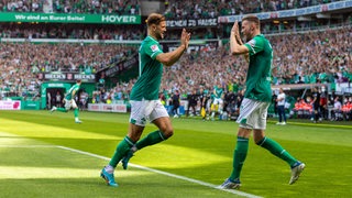 Die Werder-Stürmer Niclas Füllkrug und Marvin Ducksch bejubeln einen Treffer.