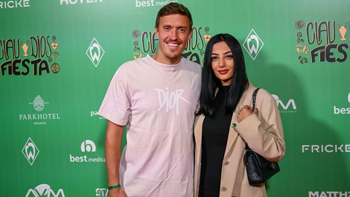 Max Kruse und seine Frau posieren auf dem Roten Teppich des Parkhotels bei Pizarros-Abschiedsparty.