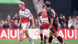 Stefan Effenberg (li.) und Mario Basler (beide Bayern), der auf Andreas Herzog (Werder) losgeht.