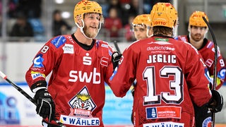 Eishockey-Profi Nicholas Jensen von den Fischtown Pinguins bejubelt einen Treffer mit seinen Teamkollegen.