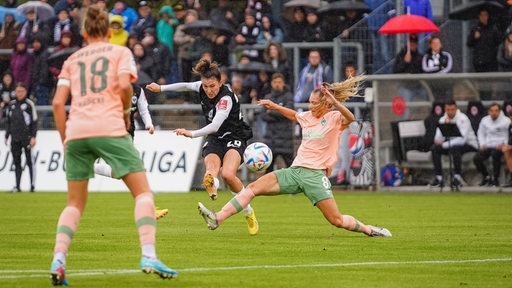 Die Frankfurterin Barbara Dunst schießt den Ball aufs Werder-Tor.