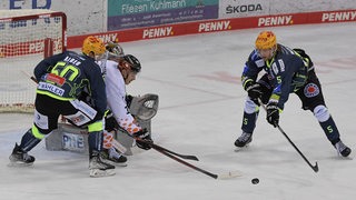 Die Fischtown Pinguins bedrängen das Tor der Grizzlys Wolfsburg.