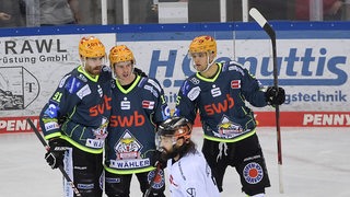 Drei Spieler der Fischtown Pinguins bejubeln einen Treffer.