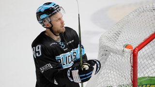 Der finnische Eishockey-Spieler Antti Tyrväinen steht auf dem Eis und schaut nachdenklich.