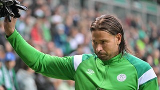 Tim Wiese winkt im Weser-Stadion den Fans. 