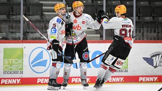 Spieler der Fischtown Pinguins bejubeln einen Treffer gegen Schwenningen.